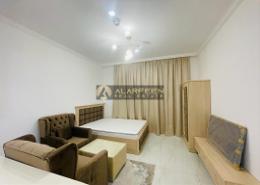 صورةغرفة المعيشة لـ: Studio - 1 حمام للكراء في دار الجوهرة - قرية الجميرا سركل - دبي, صورة 1