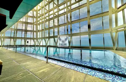 صورة لـ حوض سباحة شقة - 3 غرف نوم - 4 حمامات للايجار في برج لاند مارك - شارع الكورنيش - أبوظبي ، صورة رقم 1