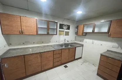 صورة لـ مطبخ شقة - غرفة نوم - 2 حمامات للايجار في فيلات مدينة خليفة آيه - مدينة خليفة أ - مدينة خليفة - أبوظبي ، صورة رقم 1