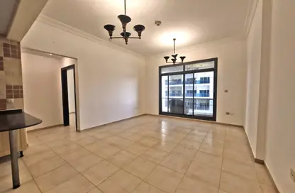 شقة - غرفة نوم - 2 حمامات للايجار في برج حمزة - مدينة دبي الرياضية - دبي