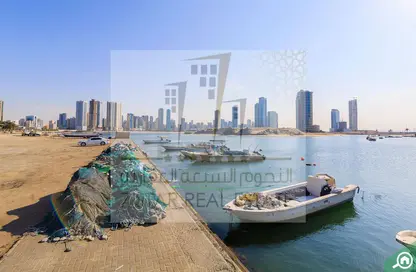 عمارة بالكامل - استوديو - 8 حمامات للبيع في الخان - الشارقة