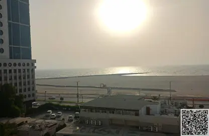 شقة - غرفة نوم - 2 حمامات للايجار في طريق كورنيش عجمان - عجمان
