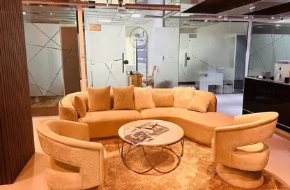 صورة لـ غرفة المعيشة مكتب - استوديو - 1 حمام للايجار في خليج آيريس - الخليج التجاري - دبي ، صورة رقم 1