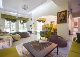 صورةغرفة المعيشة لـ: فيلا - 5 غرف نوم - 4 حمامات للبيع في ميدوز 1 - ميدوز - دبي, صورة 1