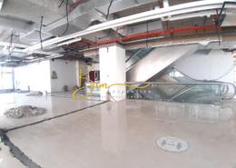 صالة عرض - 6 حمامات للكراء في شارع المطار - أبوظبي