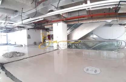 صالة عرض - استوديو - 6 حمامات للايجار في مبنى ماركس و سبنسر - شارع المطار - أبوظبي