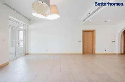 Apartment - 2 Bedrooms - 4 Bathrooms for rent in Al Msalli - Shoreline Apartments - Palm Jumeirah - Dubai