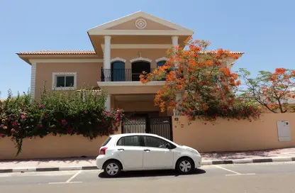 Villa - 5 Bedrooms - 6 Bathrooms for rent in Jumeirah 3 - Jumeirah - Dubai