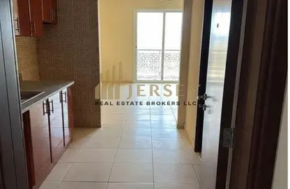 شقة - 1 حمام للبيع في اي سي 1 اماراتي 11 - طراز إماراتي - المدينة العالمية - دبي