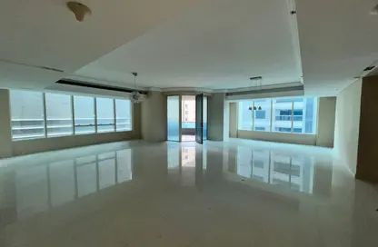 Apartment - 3 Bedrooms - 4 Bathrooms for rent in Blue Tower - Al Majaz 3 - Al Majaz - Sharjah