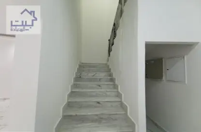 Stairs image for: Villa - 5 Bedrooms - 7 Bathrooms for rent in Al Mowaihat 3 - Al Mowaihat - Ajman, Image 1