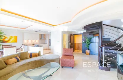 Living Room image for: Apartment - 1 Bedroom - 2 Bathrooms for rent in Murjan 4 - Murjan - Jumeirah Beach Residence - Dubai, Image 1