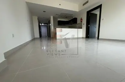 شقة - غرفة نوم - 2 حمامات للايجار في المساكن الحمراء - مدينة دبي الرياضية - دبي