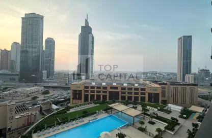 صورة لـ حوض سباحة شقة - 2 غرف نوم - 2 حمامات للايجار في برج التاج - دبي وسط المدينة - دبي ، صورة رقم 1