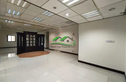 محل - استوديو - 2 حمامات للايجار في برج حمدان - الشارع الشرقي - شارع حمدان - أبوظبي