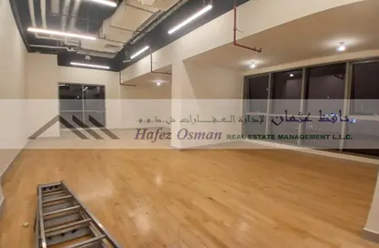 طابق كامل - استوديو - 3 حمامات للايجار في الخالدية - أبوظبي