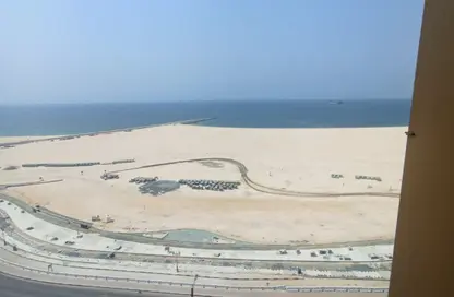 شقة - 2 غرف نوم - 2 حمامات للايجار في برج الكورنيش - طريق كورنيش عجمان - عجمان