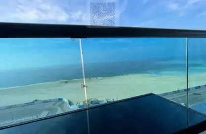 شقة - 2 غرف نوم - 3 حمامات للايجار في مساكن كورنيش عجمان - طريق كورنيش عجمان - عجمان