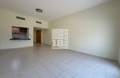 شقة - 8 غرف نوم - 1 حمام للبيع في مبني 114 - طراز حديث - ديسكفري غاردنز - دبي