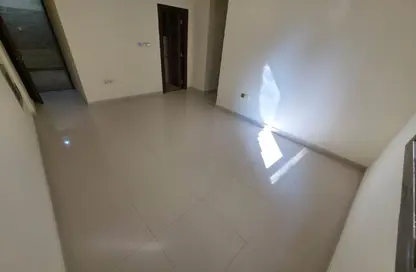 شقة - غرفة نوم - 1 حمام للايجار في طريق كورنيش عجمان - عجمان