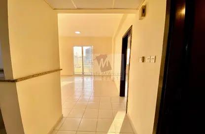 صورة لـ ردهة-ممر شقة - غرفة نوم - 2 حمامات للبيع في Q07 - طراز فرنسي - المدينة الدولية - دبي ، صورة رقم 1
