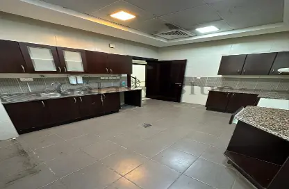 صورة لـ مطبخ فيلا - 4 غرف نوم - 6 حمامات للايجار في مركز محمد بن زايد - مدينة محمد بن زايد - أبوظبي ، صورة رقم 1