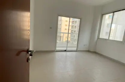 شقة - غرفة نوم - 1 حمام للايجار في مساكن كورنيش عجمان - طريق كورنيش عجمان - عجمان