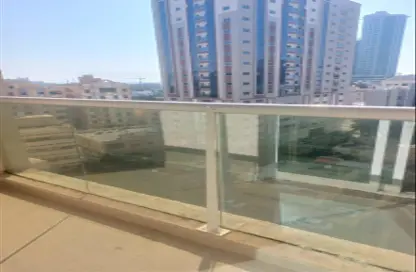 شقة - غرفة نوم - 2 حمامات للايجار في طريق كورنيش عجمان - عجمان
