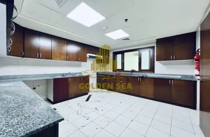 صورة لـ مطبخ شقة - 3 غرف نوم - 4 حمامات للايجار في بناية المرور - شارع سلطان بن زايد الاول - منطقة المرور - أبوظبي ، صورة رقم 1