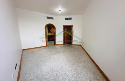 شقة - 1 حمام للايجار في برج الفلاح - شارع الكورنيش - أبوظبي