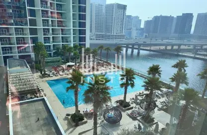 صورة لـ حوض سباحة شقة - 1 حمام للايجار في بريفه باي داماك (ايه) - داماك مايسون برايف - الخليج التجاري - دبي ، صورة رقم 1