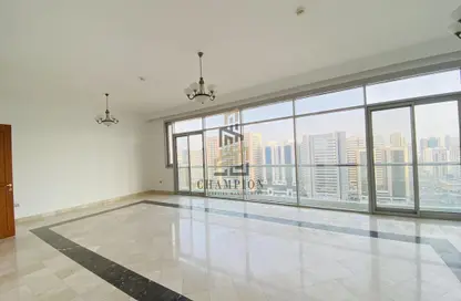 Apartment - 4 Bedrooms - 5 Bathrooms for rent in Al Noor Tower - Khalifa Street - Abu Dhabi