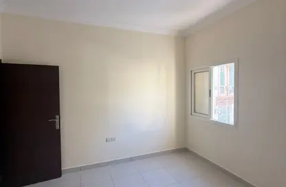 شقة - غرفة نوم - 2 حمامات للايجار في بناء النباعة - النبعة - الشرق - الشارقة