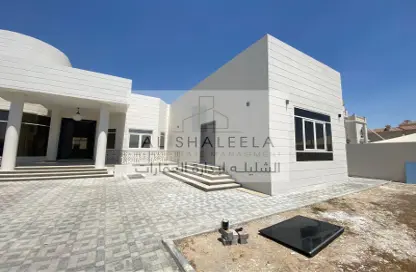 Villa - 4 Bedrooms for rent in Mohamed Bin Zayed Centre - Mohamed Bin Zayed City - Abu Dhabi