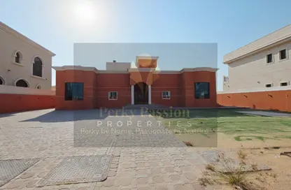 Villa - 4 Bedrooms - 5 Bathrooms for rent in Al Aweer 1 - Al Aweer - Dubai