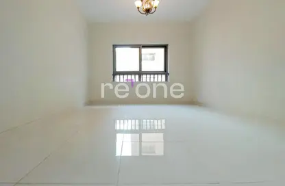 شقة - غرفة نوم - 2 حمامات للايجار في الطوب - منخول - بر دبي - دبي