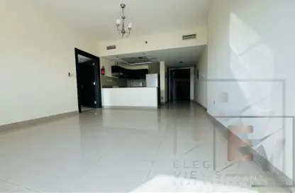 شقة - غرفة نوم - 2 حمامات للايجار في المساكن الحمراء - مدينة دبي الرياضية - دبي