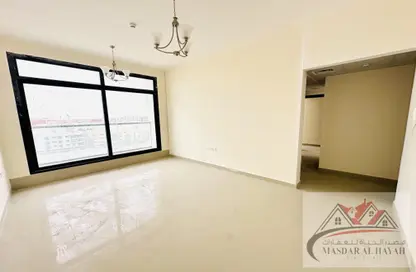 شقة - 2 غرف نوم - 2 حمامات للايجار في تجارية مويلح - الشارقة