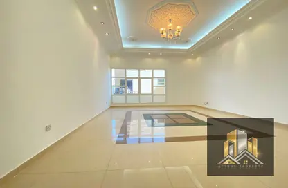 صورة لـ غرفة فارغة شقة - 1 حمام للايجار في مجمع فيلات - مدينة خليفة - أبوظبي ، صورة رقم 1