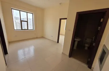 شقة - غرفة نوم - 2 حمامات للايجار في مساكن كورنيش عجمان - طريق كورنيش عجمان - عجمان