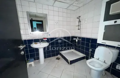 صورة لـ حمام شقة - غرفة نوم - 2 حمامات للايجار في التعاون - الشارقة ، صورة رقم 1