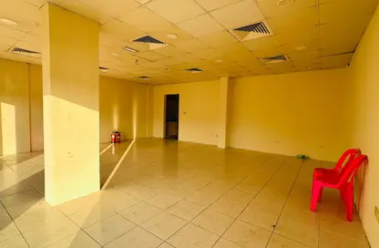 متجر - استوديو - 1 حمام للايجار في واي-11 - طراز إنجليزي - المدينة الدولية - دبي