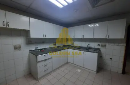 صورة لـ مطبخ شقة - 2 غرف نوم - 2 حمامات للايجار في برج الصقر الذهبي - شارع حمدان - أبوظبي ، صورة رقم 1