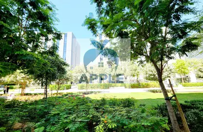 شقة - غرفة نوم - 2 حمامات للبيع في إيست فييليدج - الجادة - الشارقة