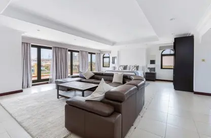 Living Room image for: Villa - 5 Bedrooms - 5 Bathrooms for rent in Garden Homes Frond C - Garden Homes - Palm Jumeirah - Dubai, Image 1
