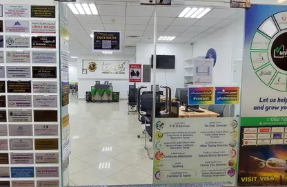 مكتب عمل جماعي - استوديو - 3 حمامات للايجار في طريق كورنيش عجمان - عجمان