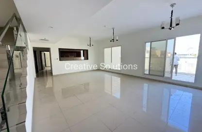 Apartment - 3 Bedrooms - 4 Bathrooms for rent in Royal JVC Building - District 10 - Jumeirah Village Circle - Dubai