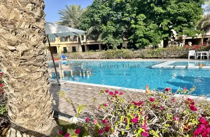 صورة لـ حوض سباحة فيلا - 4 غرف نوم - 6 حمامات للايجار في مجمع الحصن - شارع السلام - أبوظبي ، صورة رقم 1
