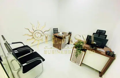 Office Space - Studio - 1 Bathroom for rent in Red Avenue - Al Garhoud - Dubai