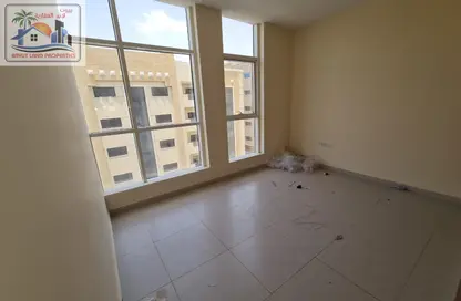 شقة - غرفة نوم - 2 حمامات للايجار في مجمع مويلح - تجارية مويلح - الشارقة